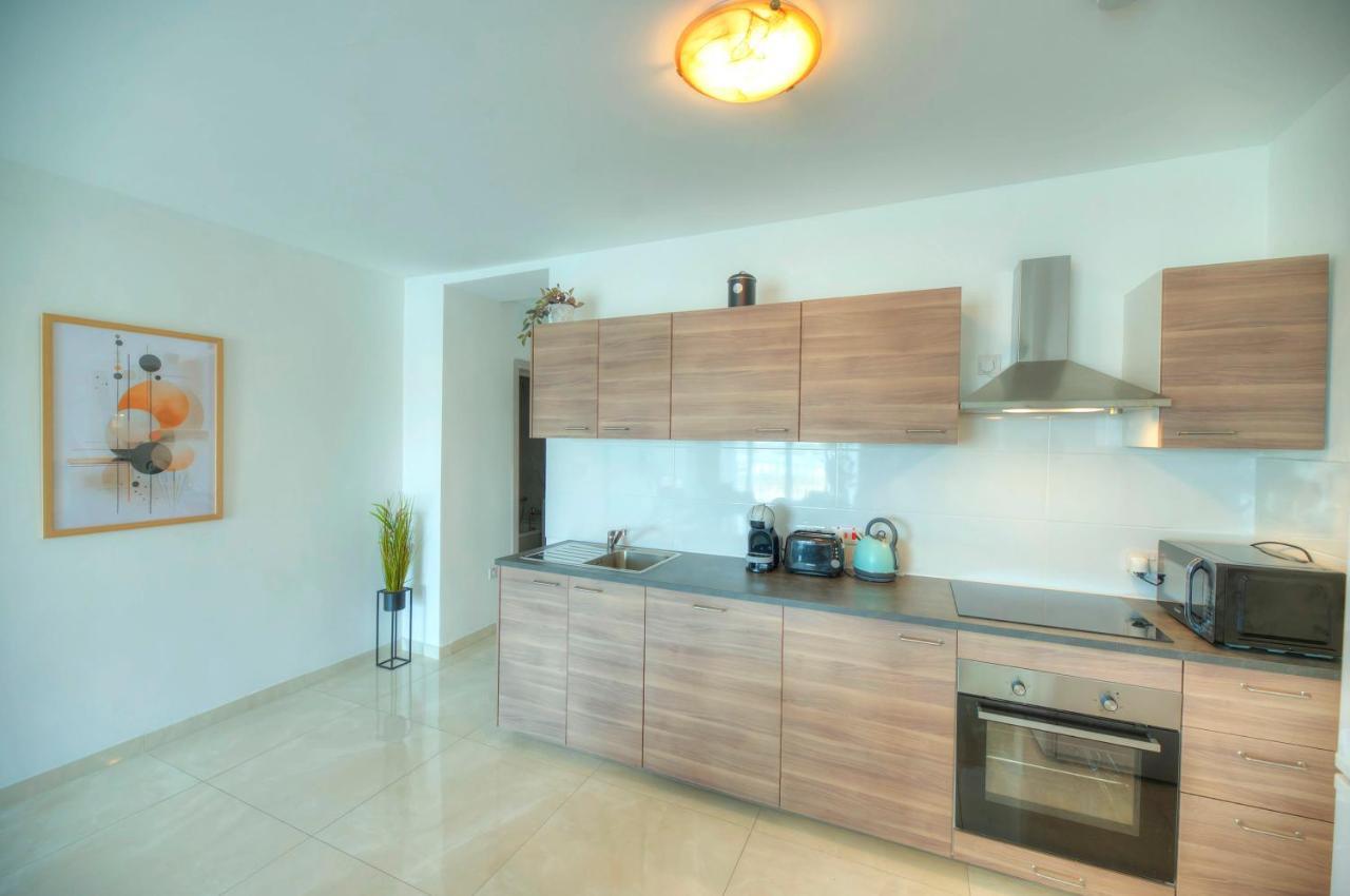 Seafront Beautifully Furnished 2 Bedrooms Gogzr-3 Gzira Экстерьер фото